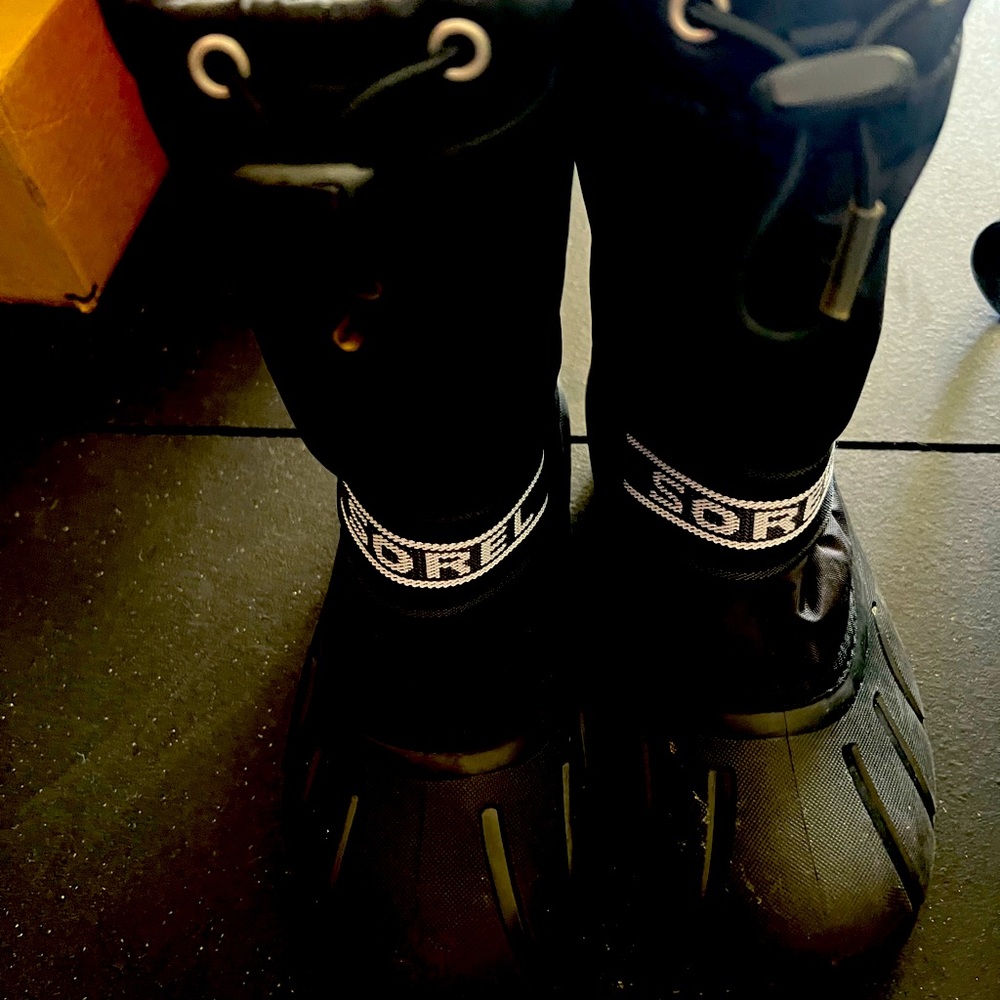 Sorel kid snow boots black size 4